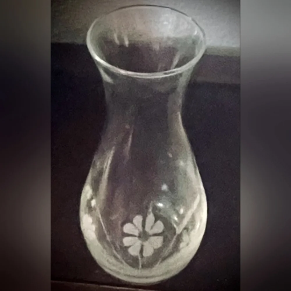 VINTAGE CRYSTAL GLASS, ETCHED FLORAL VASE. HIGHT: 8.5". - Picture 1 of 3